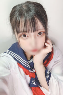 Fカップ巨乳の あずさちゃんのご紹介です。 画像